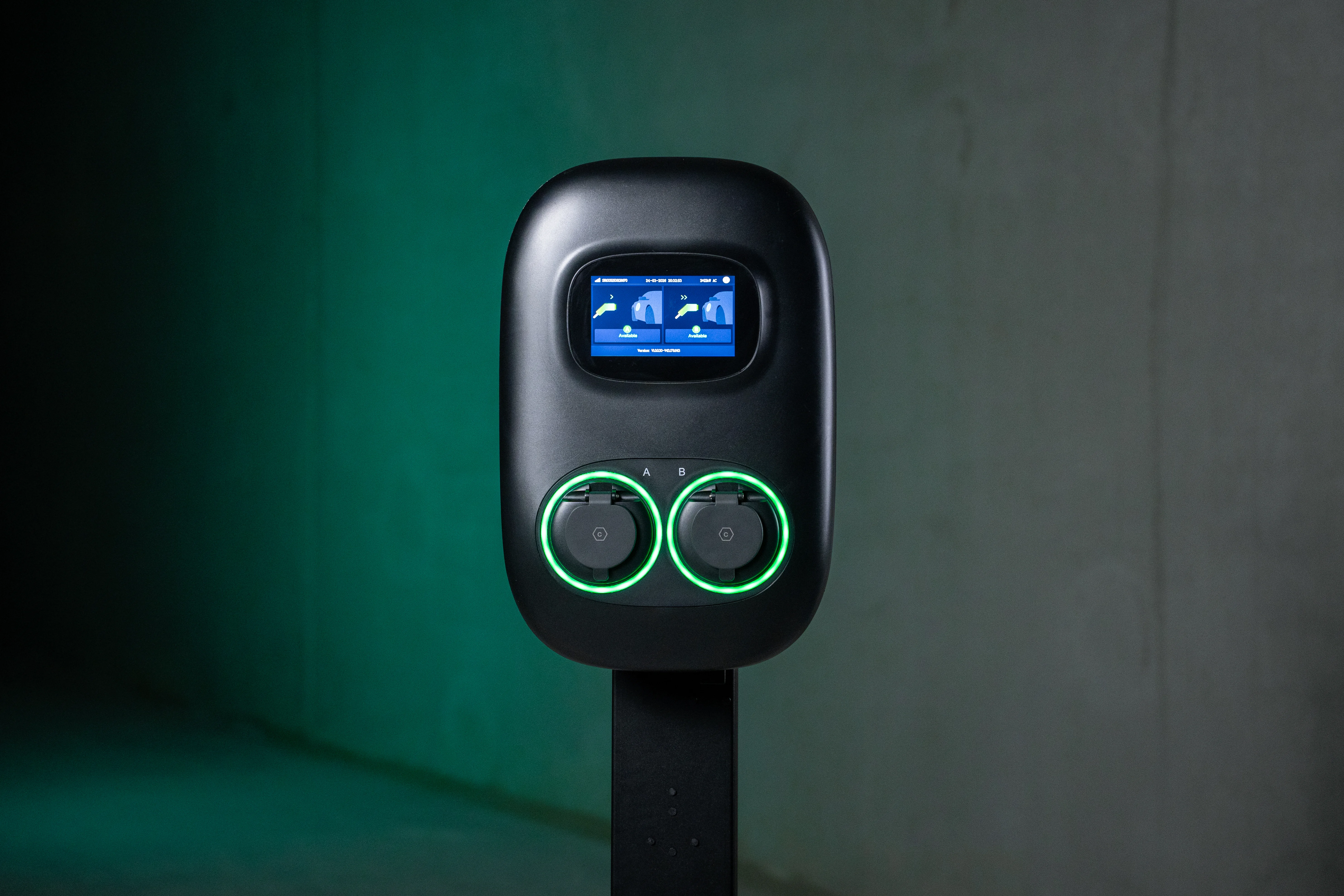 Two Pro laadpaal vooraanzicht met dubbele stopcontacten